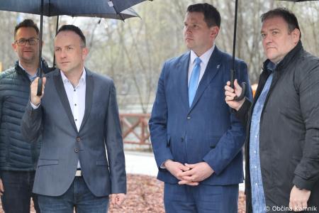 Dobrodošel mamut v Kamniku je dobil svoje mesto bronasti mamut v naravni velikosti, ki stoji v Mamutovem parku (25)